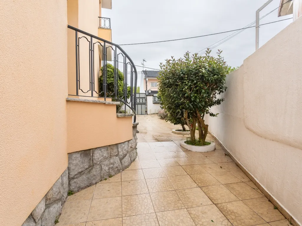 Moradia T5 com cave, garagem e espaço exterior na Madorna - Parede - Cascais - Image 9