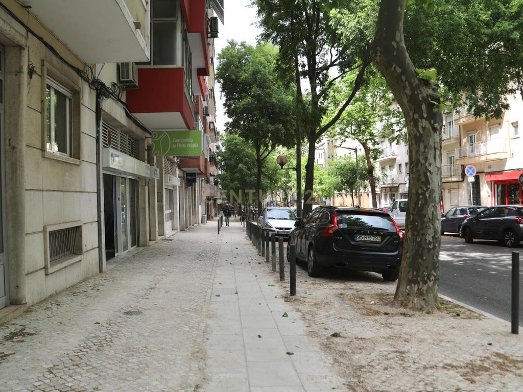 Trespasse de loja pronto a vestir em Benfica - Image 19