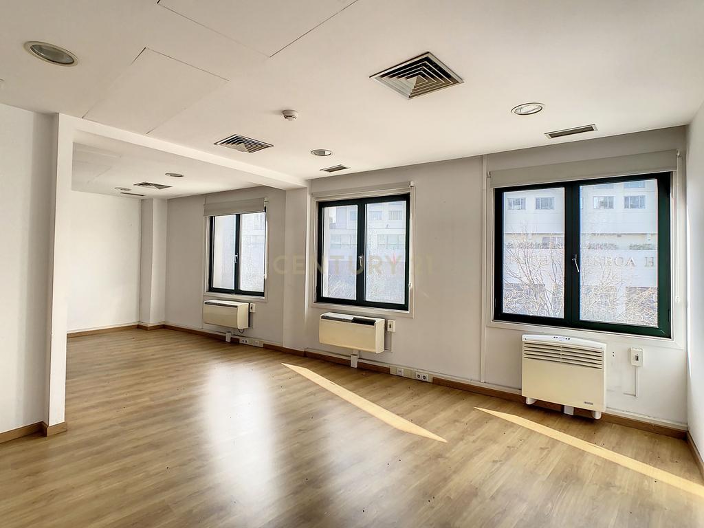 Escritório com 55 m2 na Av. Columbano Bordalo Pinheiro, Lisboa - Image 14