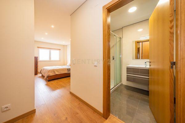 Apartamento T3 construído em 2019, com Varanda e Parqueamento, em Setúbal - Image 20