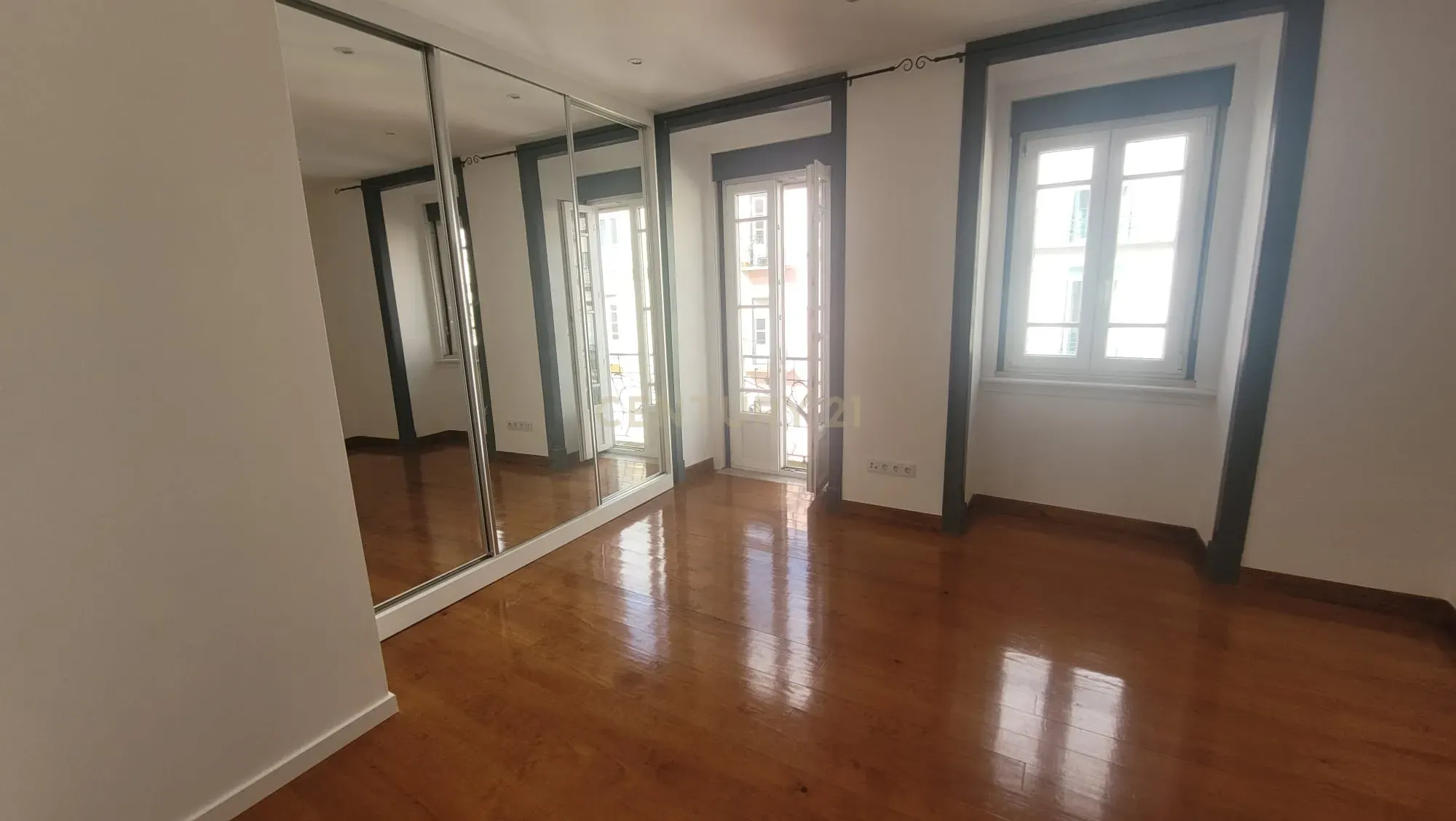 Apartamento T2 com 83 m² - Image 3
