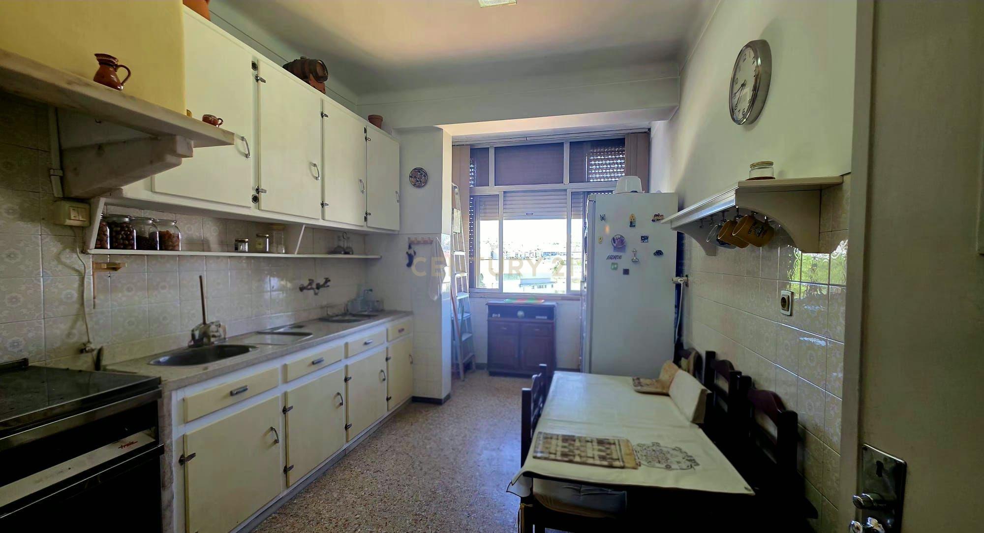 Fotografia 11 de Apartamento T2 com 90 m² e varanda, a 1 minuto das Portas de Benfica — Excelente potencial