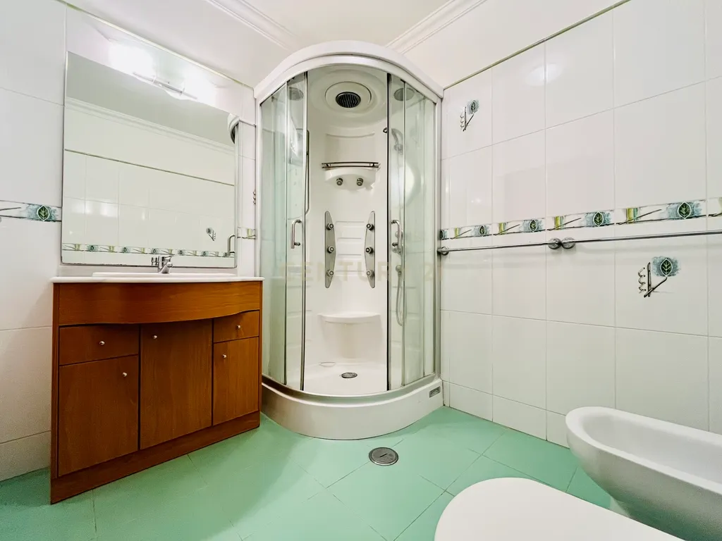 Apartamento T3 na Baixa de Olhão – Localização privilegiada junto à Praça da Floripes e Mercados Municipais - Image 24