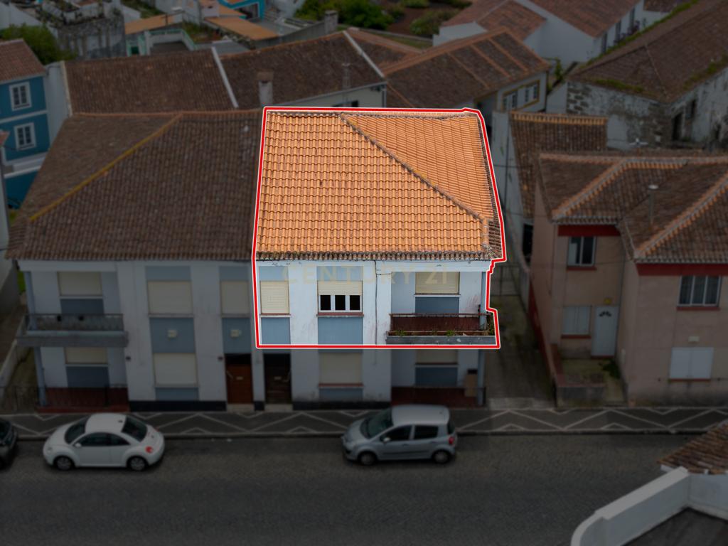 Apartamento T2 para recuperação em zona histórica de Angra do Heroísmo - Oportunidade Única! - Image 1