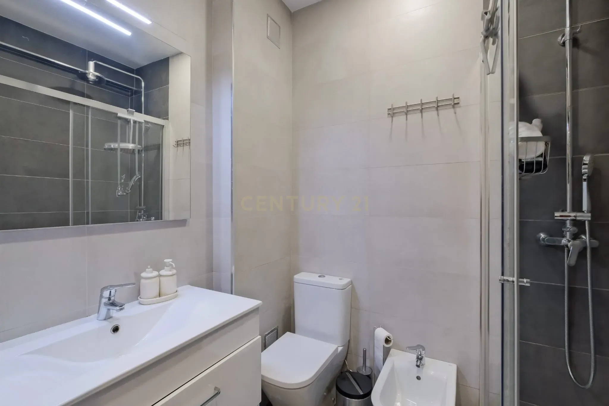 Apartamento T2 Remodelado em Tires - Image 20