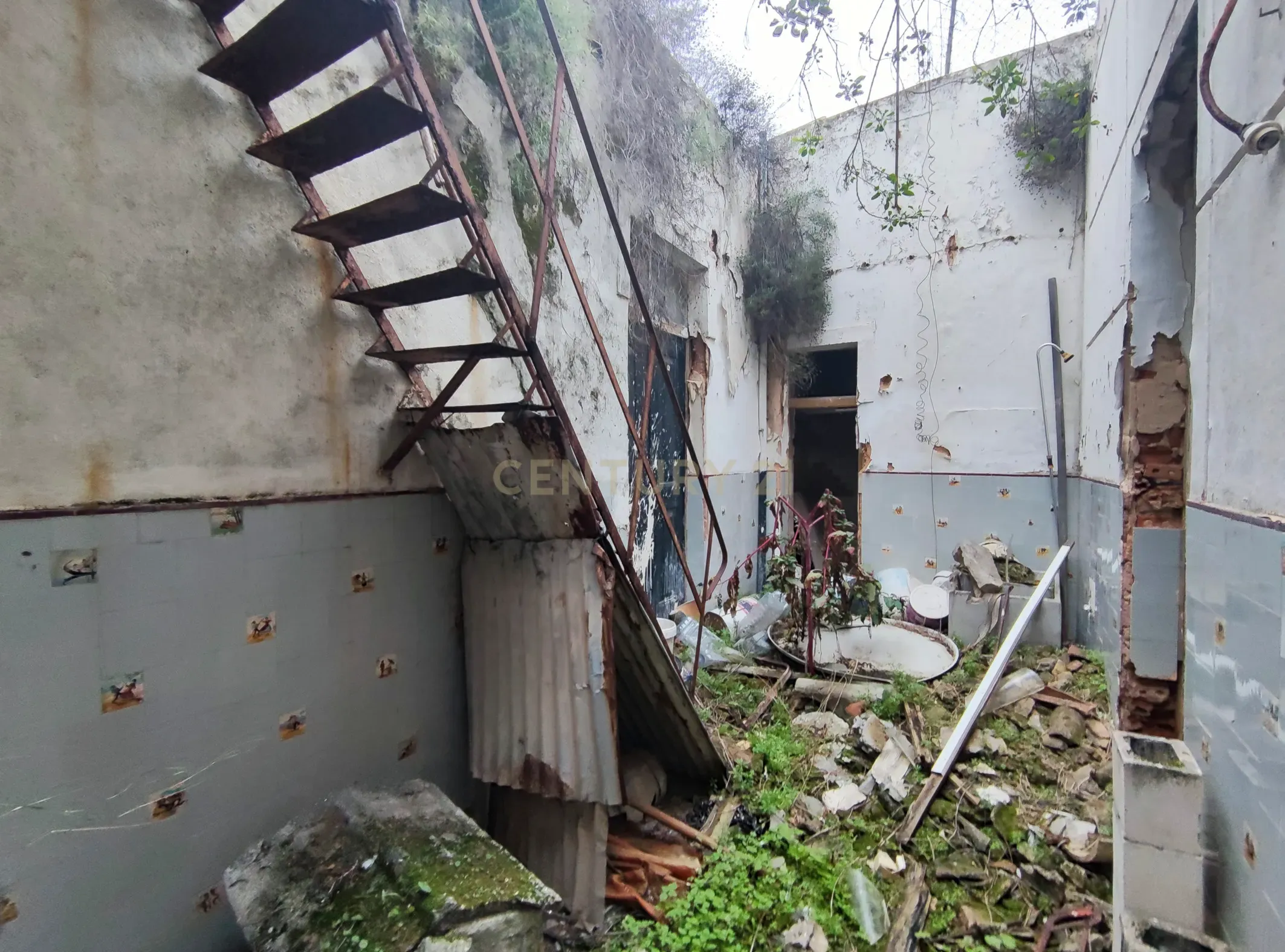 Fotografia 11 de Prédio de 3 pisos de uso misto, zona ribeirinha, zona ARU.