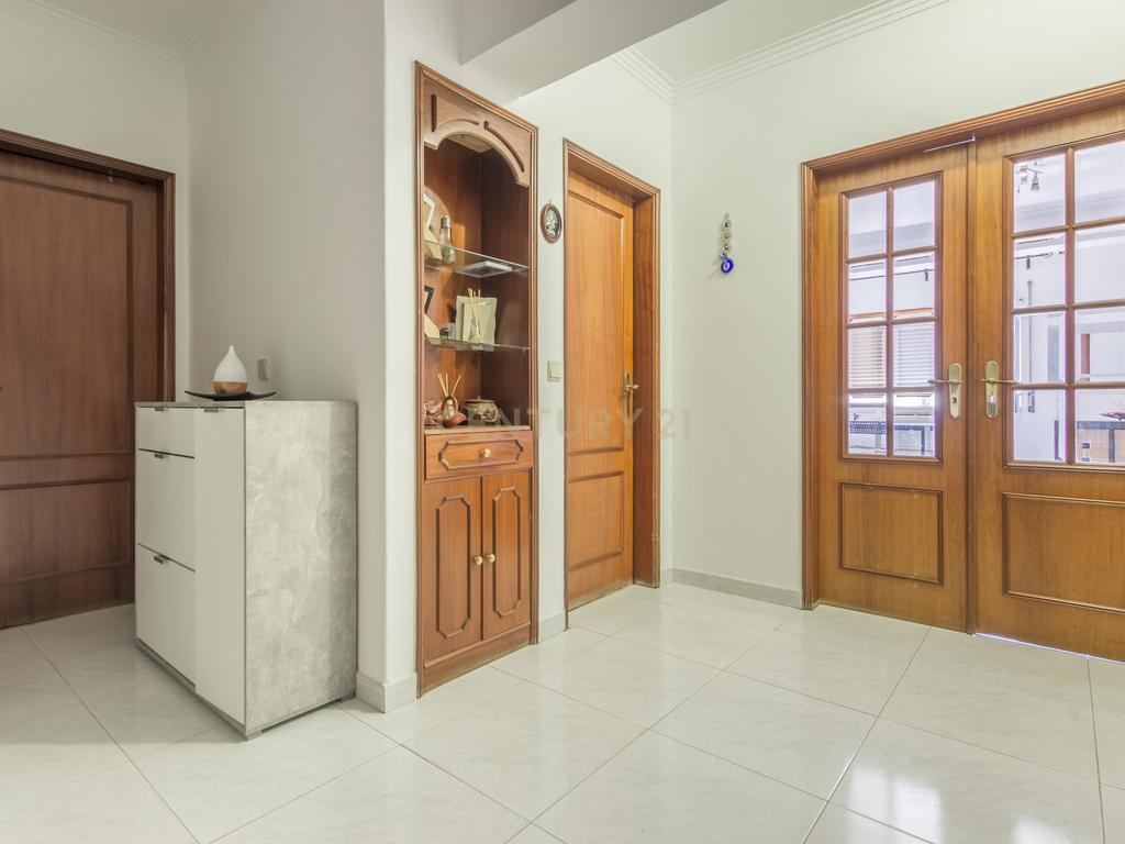 Apartamento T3 com 2 varandas em Almada - Image 18