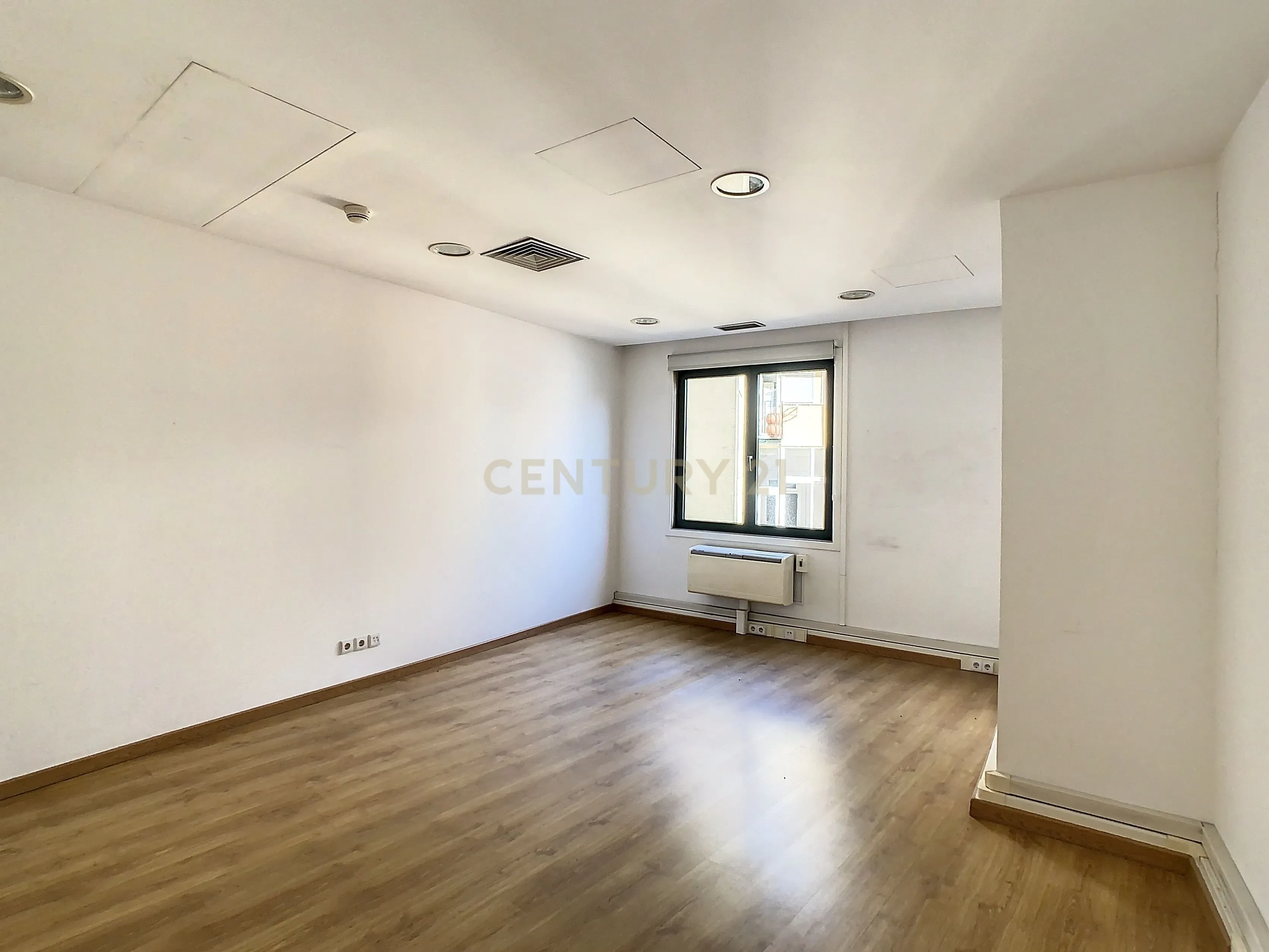 Fotografia 10 de Escritório com 55 m2 na Av. Columbano Bordalo Pinheiro, Lisboa