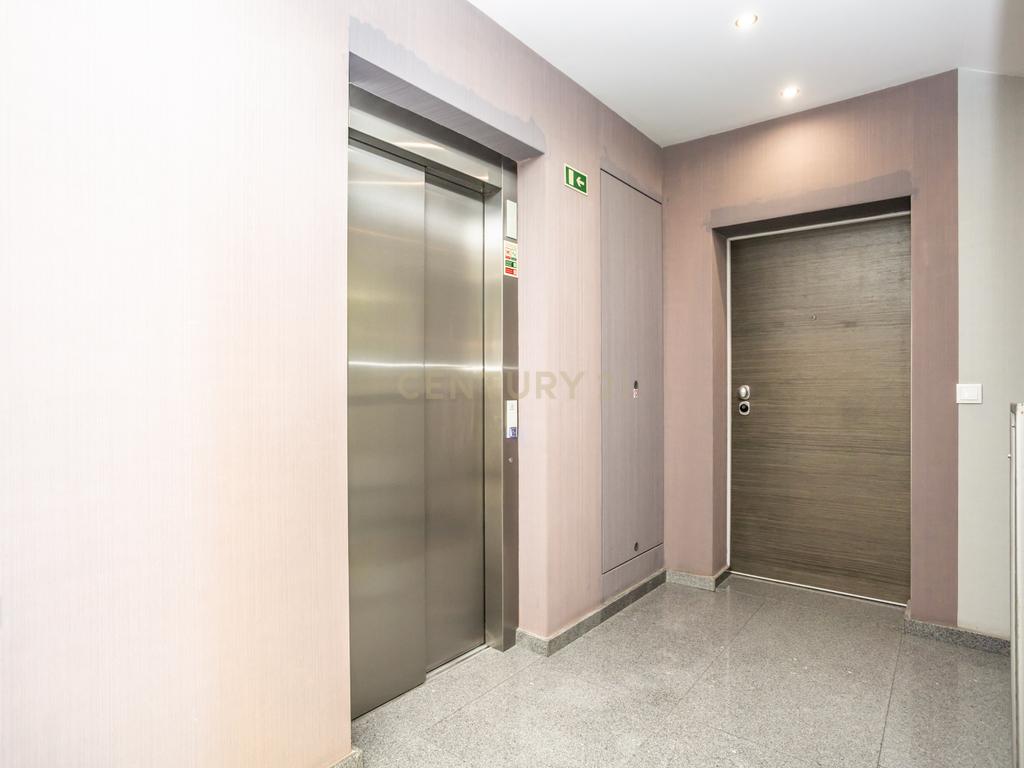 Apartamento de luxo com 5 assoalhadas, 2 garagens e parqueamento - Image 7
