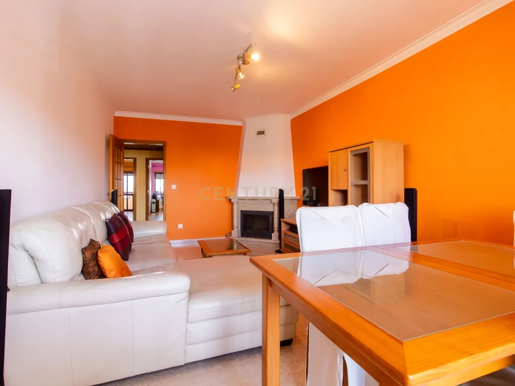 Apartamento T2 com suíte, varandas e garagem-  Cacém - Image 1