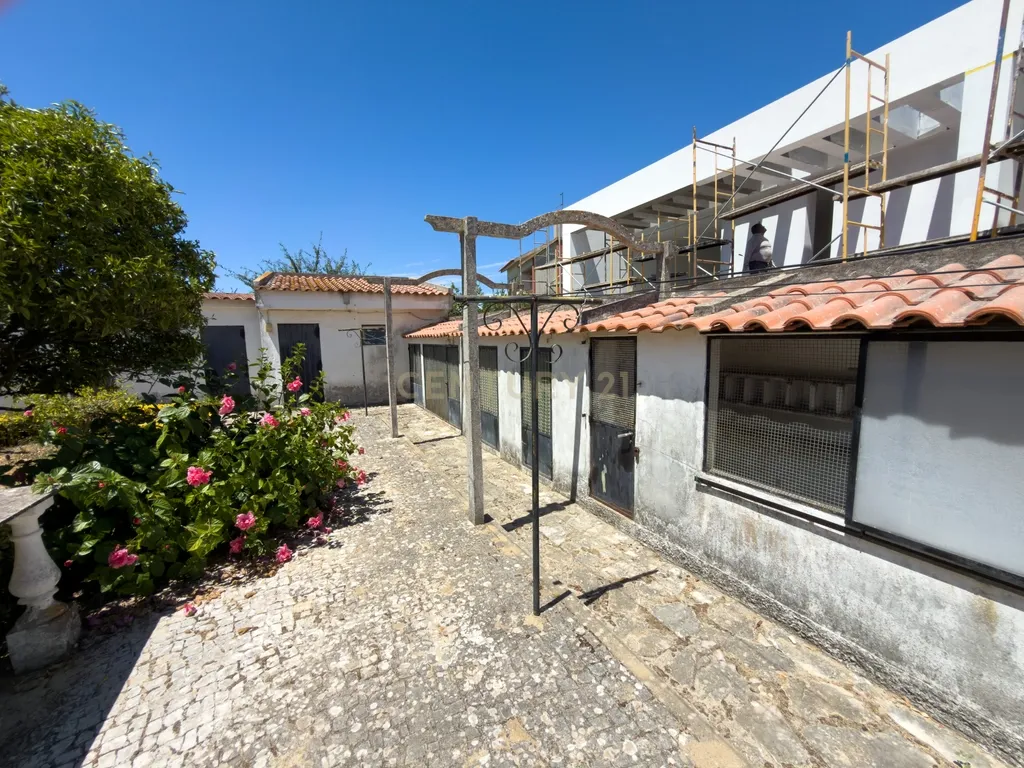 Moradia Isolada T5 de 300 m2 num lote de 900m2 - Image 36