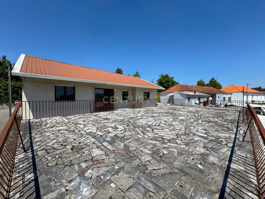 Moradia com 4 quartos, 3 armazéns e muito potencial em Freamunde, Paços de Ferreira - Image 15