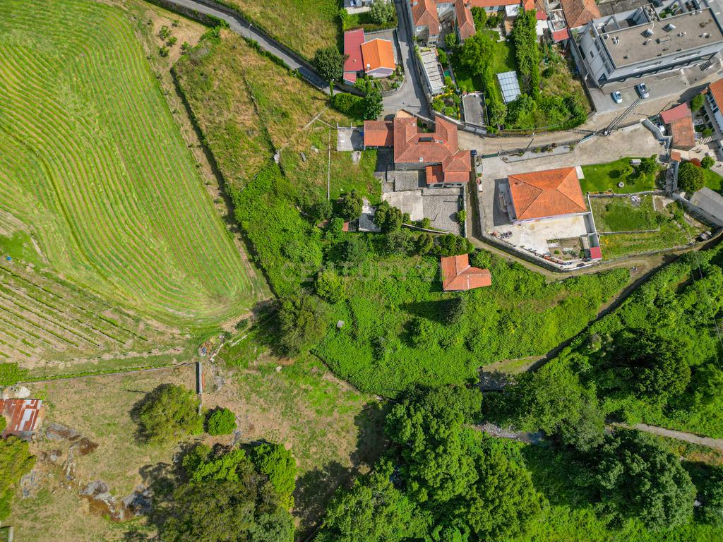 T5 com 3 Suites e Terreno com Rio | Natureza, Espaço e Conforto - Image 46