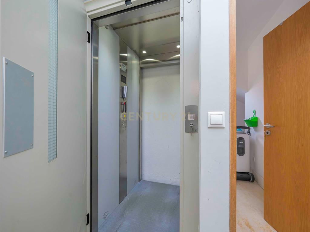 Moradia T5 Isolada, com Dois Pisos, Elevador e Terraço, com 800m2 de Terreno , na Quinta do Anjo, Palmela - Image 25