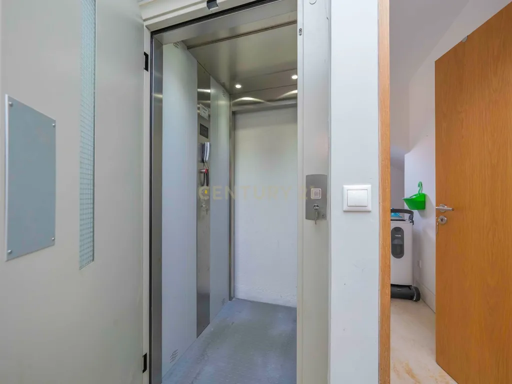 Moradia T5 Isolada, com Dois Pisos, Elevador e Terraço, com 800m2 de Terreno , na Quinta do Anjo, Palmela - Image 25