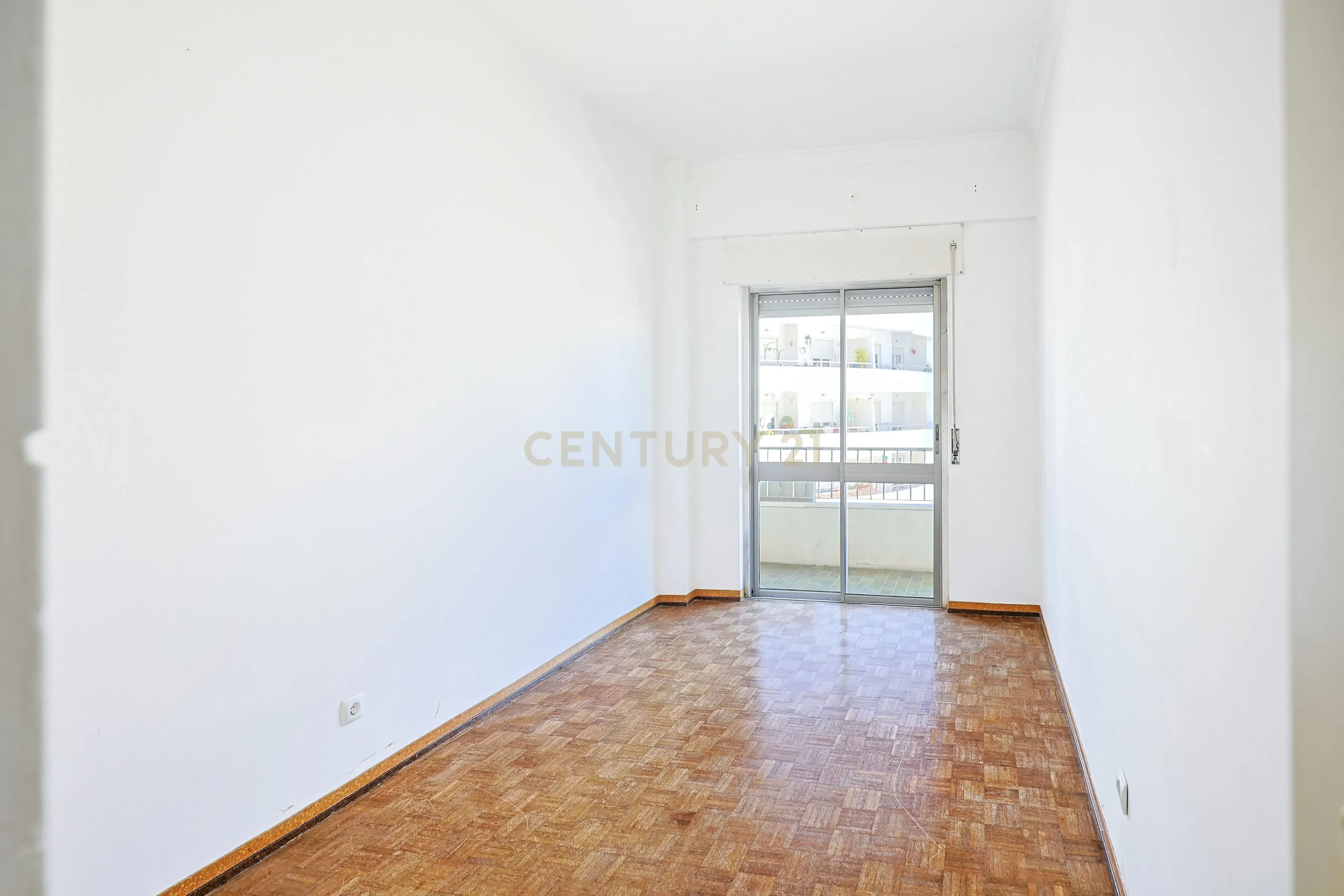 Apartamento T3 com elevador e varanda em Vila Franca de Xira - Image 12