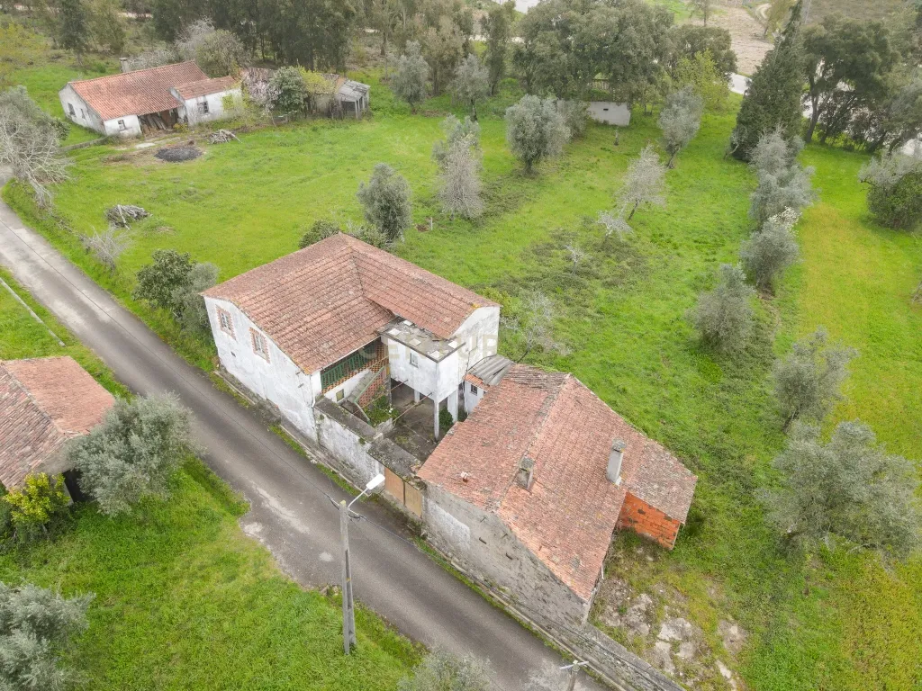 Moradia T3 para recuperar com terreno a 1,5km do centro de Vila Nova de Poiares - Image 1