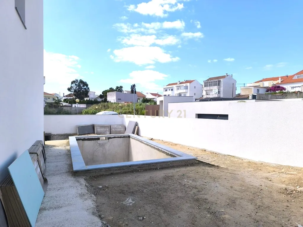 MORADIA CONTEMPORÂNEA T3+1 COM PISCINA NA CHARNECA DA CAPARICA – A 5 MINUTOS DA PRAIA! - Image 22