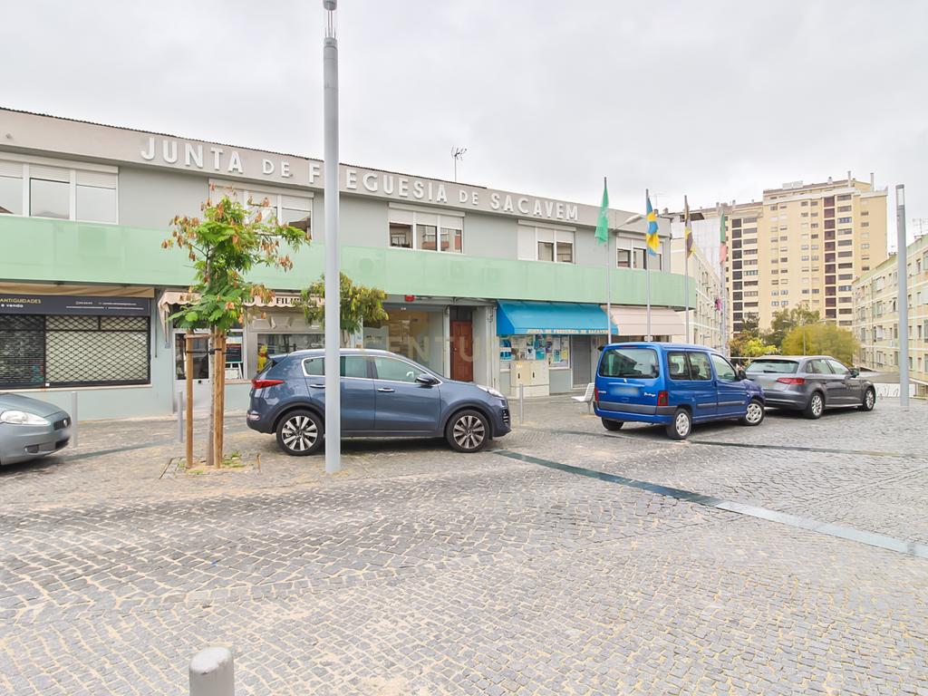 Loja com dois pisos localizada numa zona central e consolidada de Sacavém - Image 14
