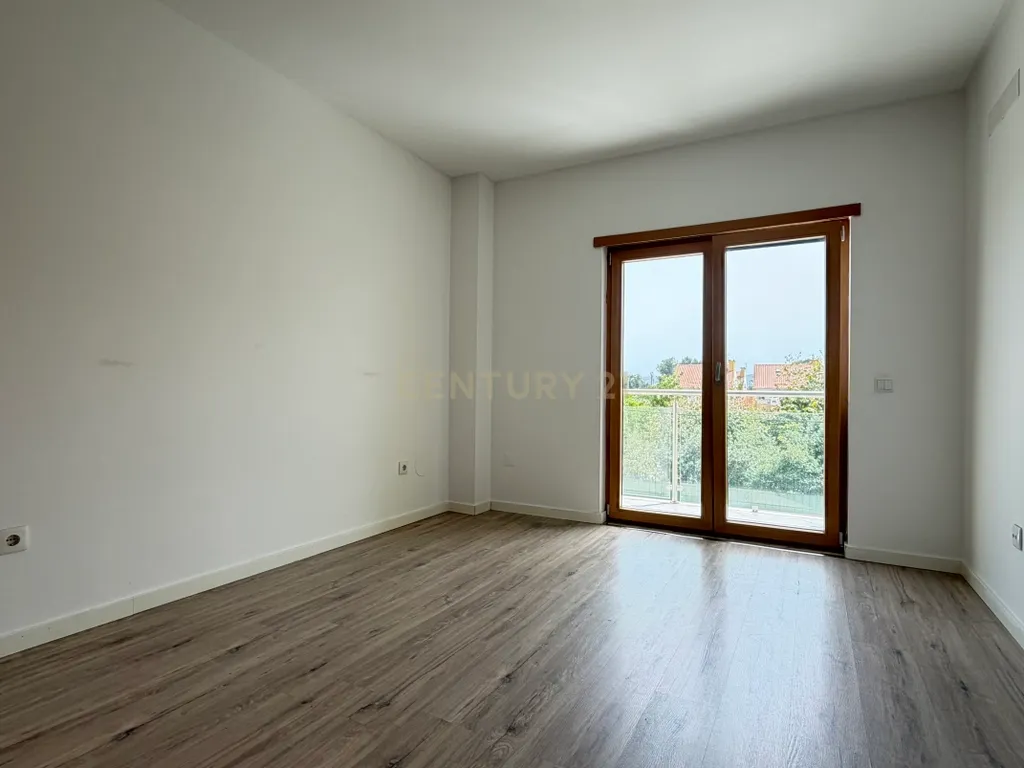 Apartamento T3 com Duas Varandas e Arrecadação, no Pinhal Novo - Image 14