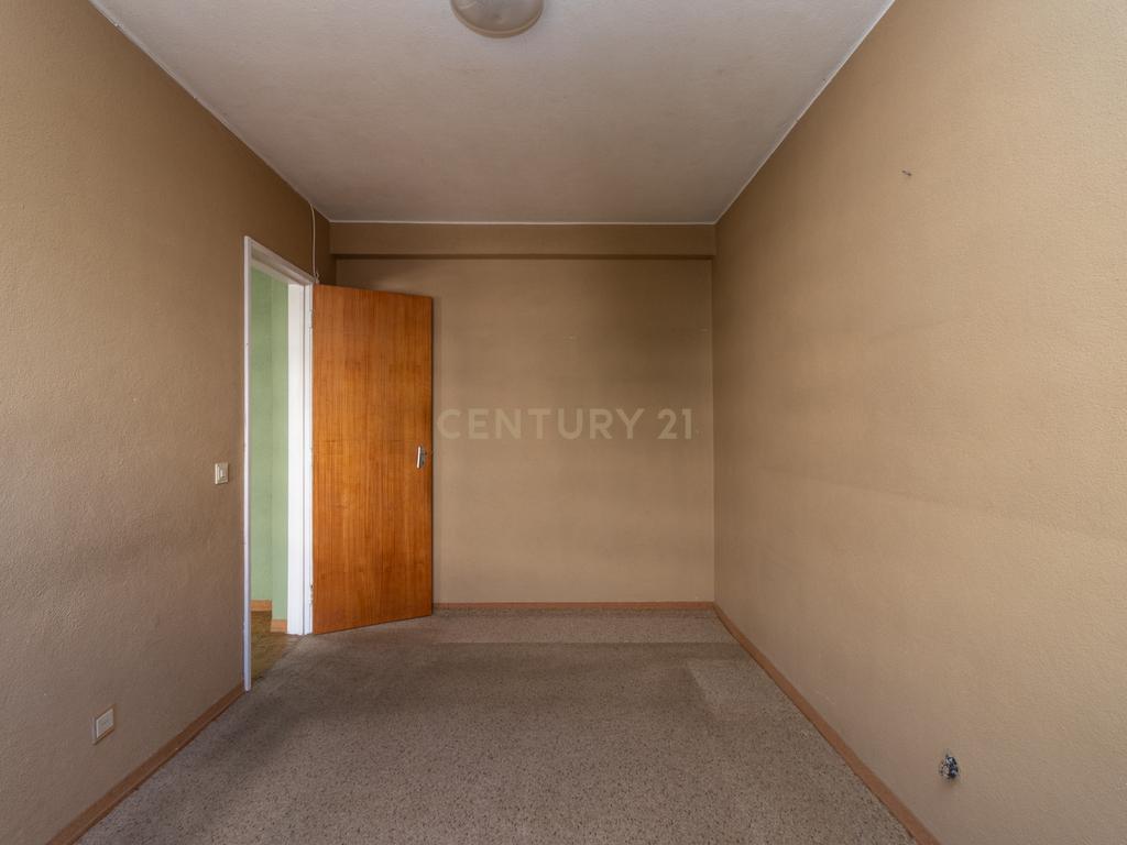 T3 com 73m² | 4º andar com elevador | Para remodelar em Lisboa - Image 16
