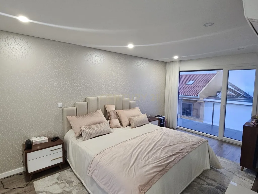 Moradia T4+1 de Luxo em Famões – Elegância, Conforto e Localização Premium - Image 14