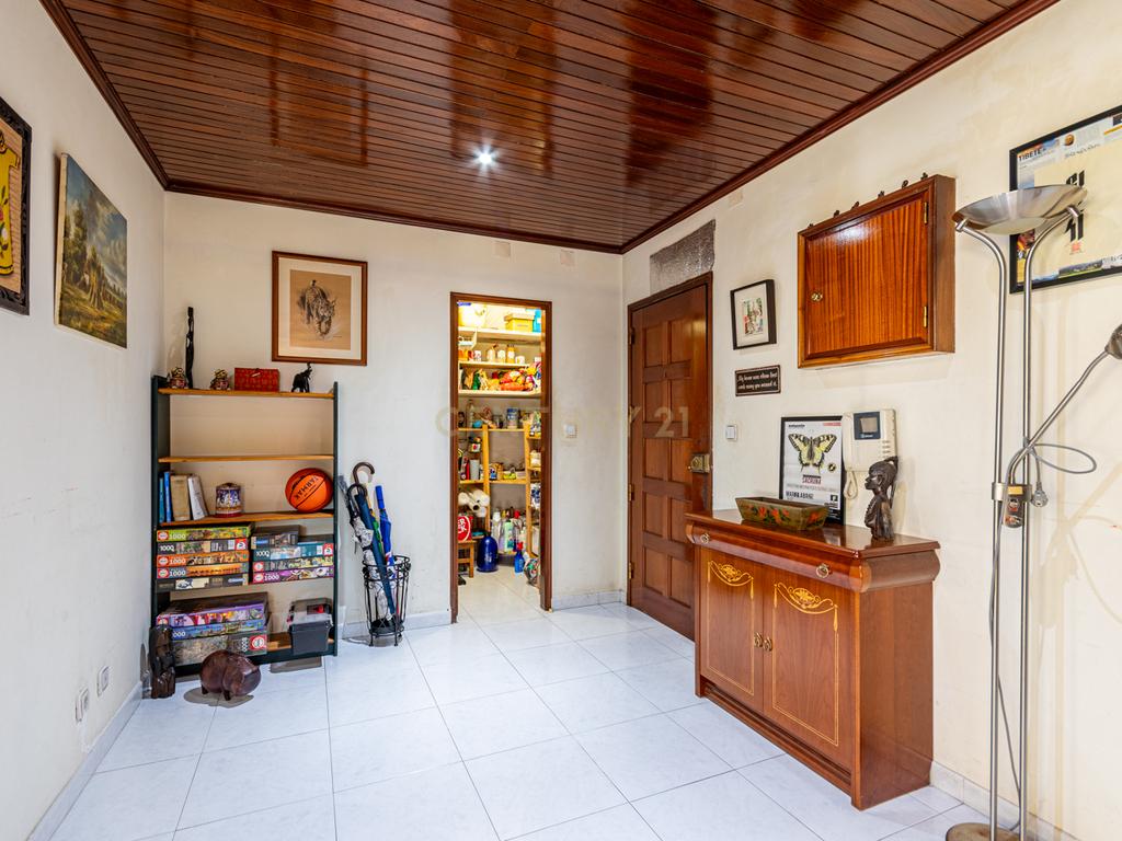 Apartamento T2 Espaçoso com Garagem Box e Arrecadação – Pedernais, Ramada - Image 3