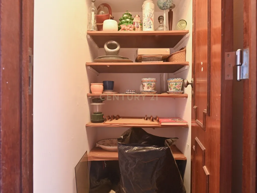 Apartamento T1 para venda na zona de Alcântara a necessitar de obras - Image 7