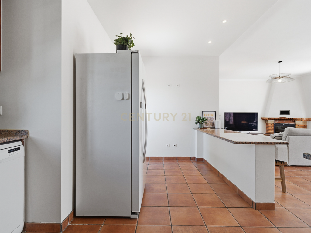 Moradia T3+1 de Charme em Santarém: Privacidade Absoluta, Fibra e Proximidade a Lisboa - Image 28