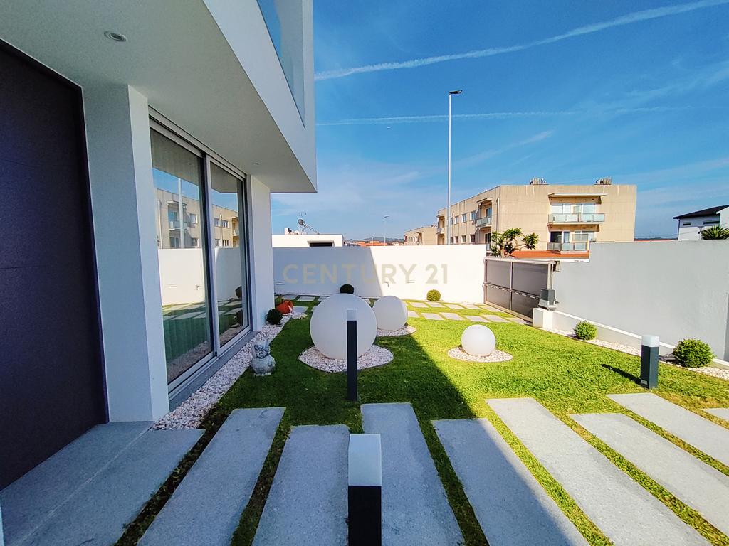 Moradia T4 Moderna com Piscina e Jardim – Touguinha - Image 5