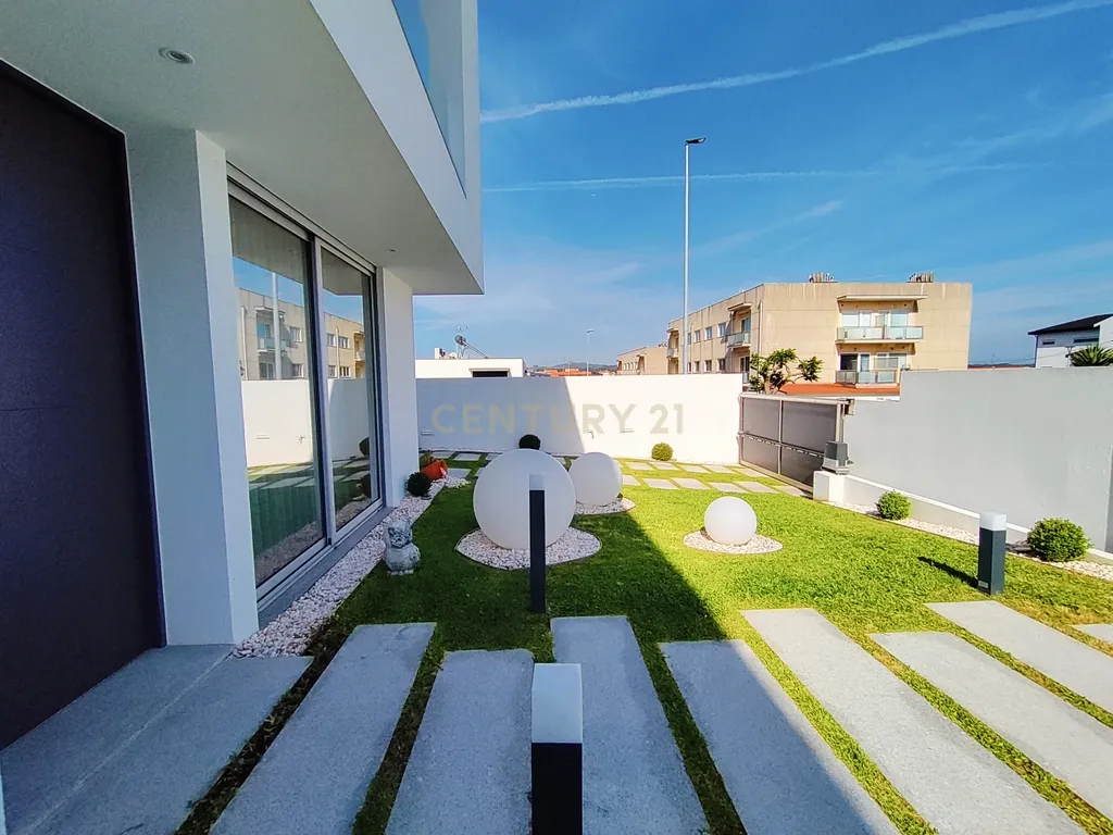 Moradia T4 Moderna com Piscina e Jardim – Touguinha - Image 5