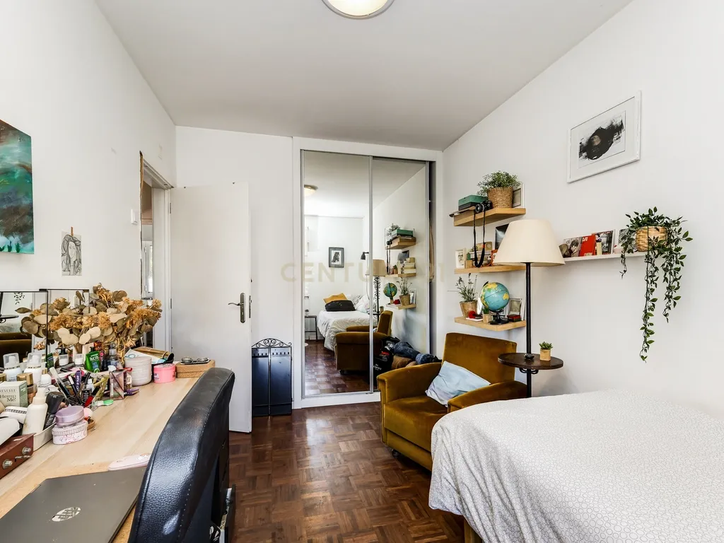 T5 Alfragide com Varanda - Image 15