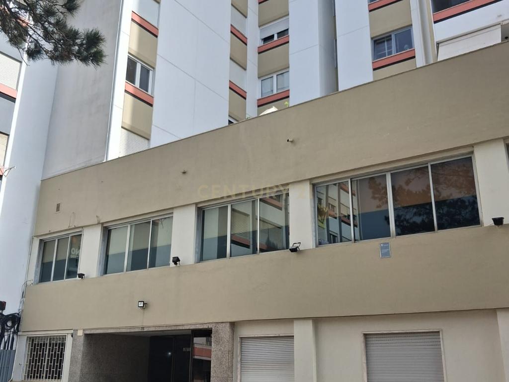 Apartamento T2 na Avenida Carolina Michaelis Linda a Velha - Image 2