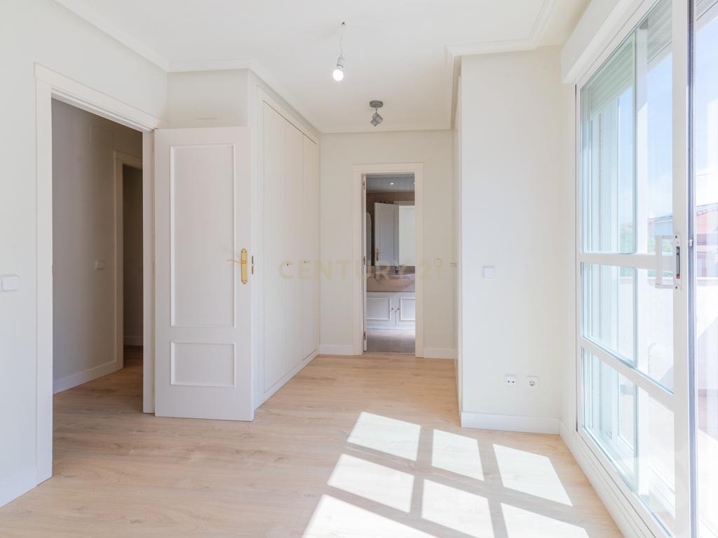 Chalet adosado con jardín en calle Unicornio, Aravaca - Image 17