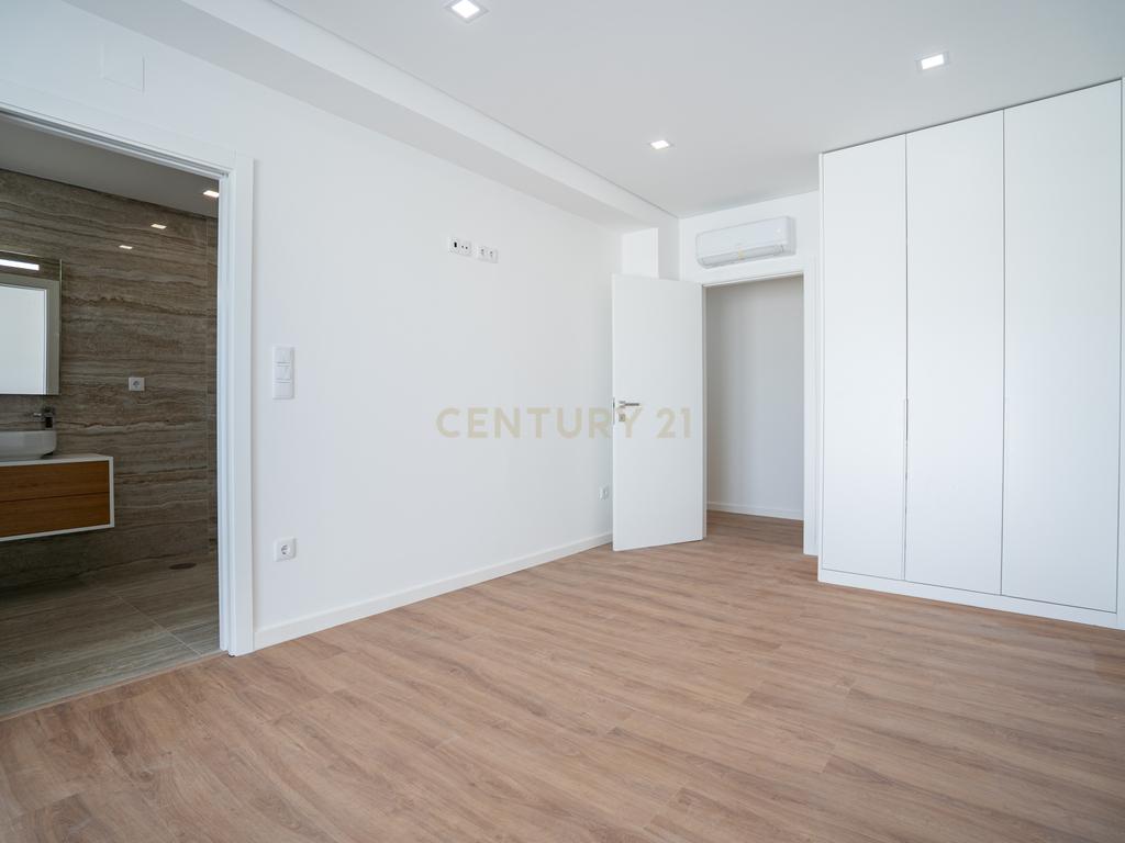 Moradia Térrea com piscina e quatro suites - Image 32