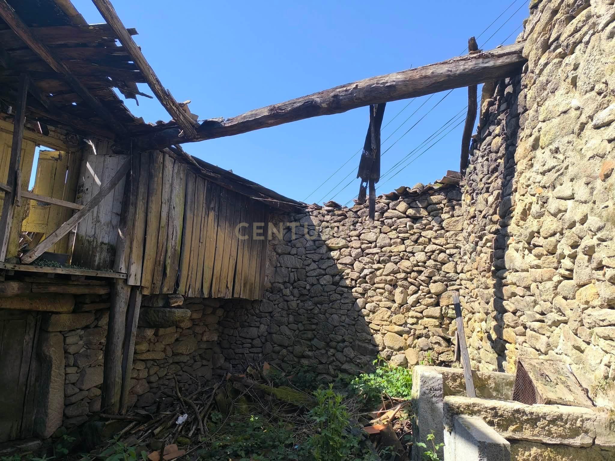 Fotografia 10 de Casa antiga, em pedra de granito, com terreno, poço e árvores de fruto.