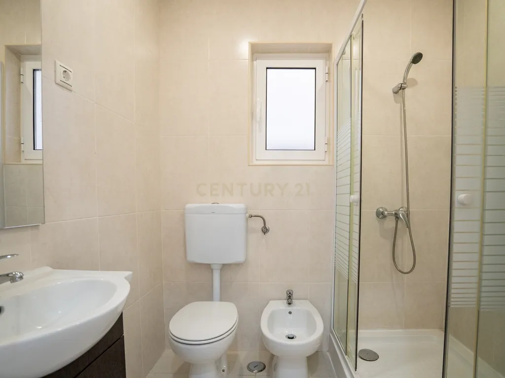 Apartamento Remodelado em Moscavide, Loures - 2 Quartos com Terraço - Image 14