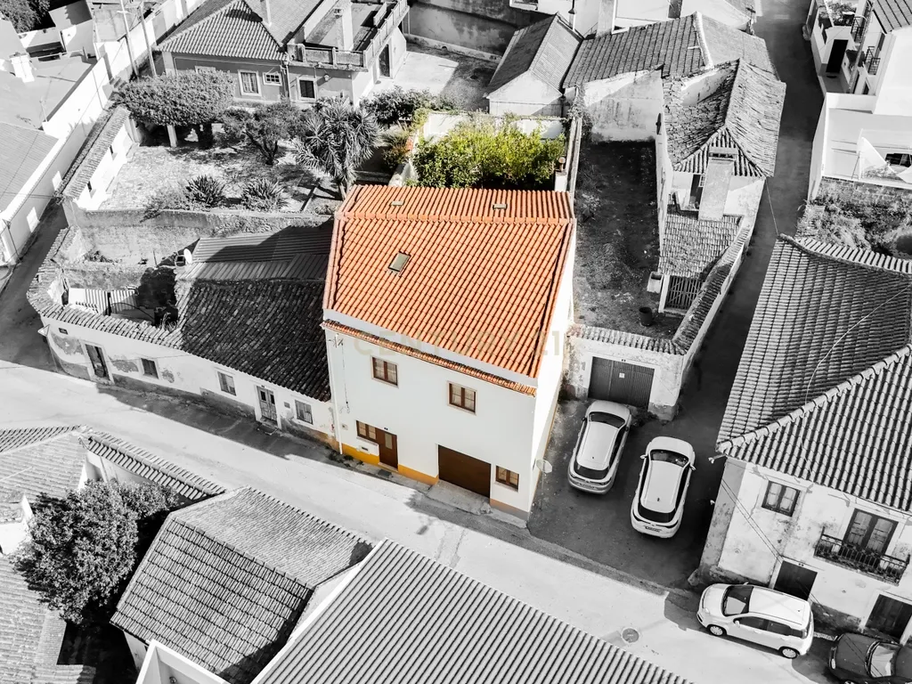 Moradia T5 com Terraço e Espaço Exterior - Image 32