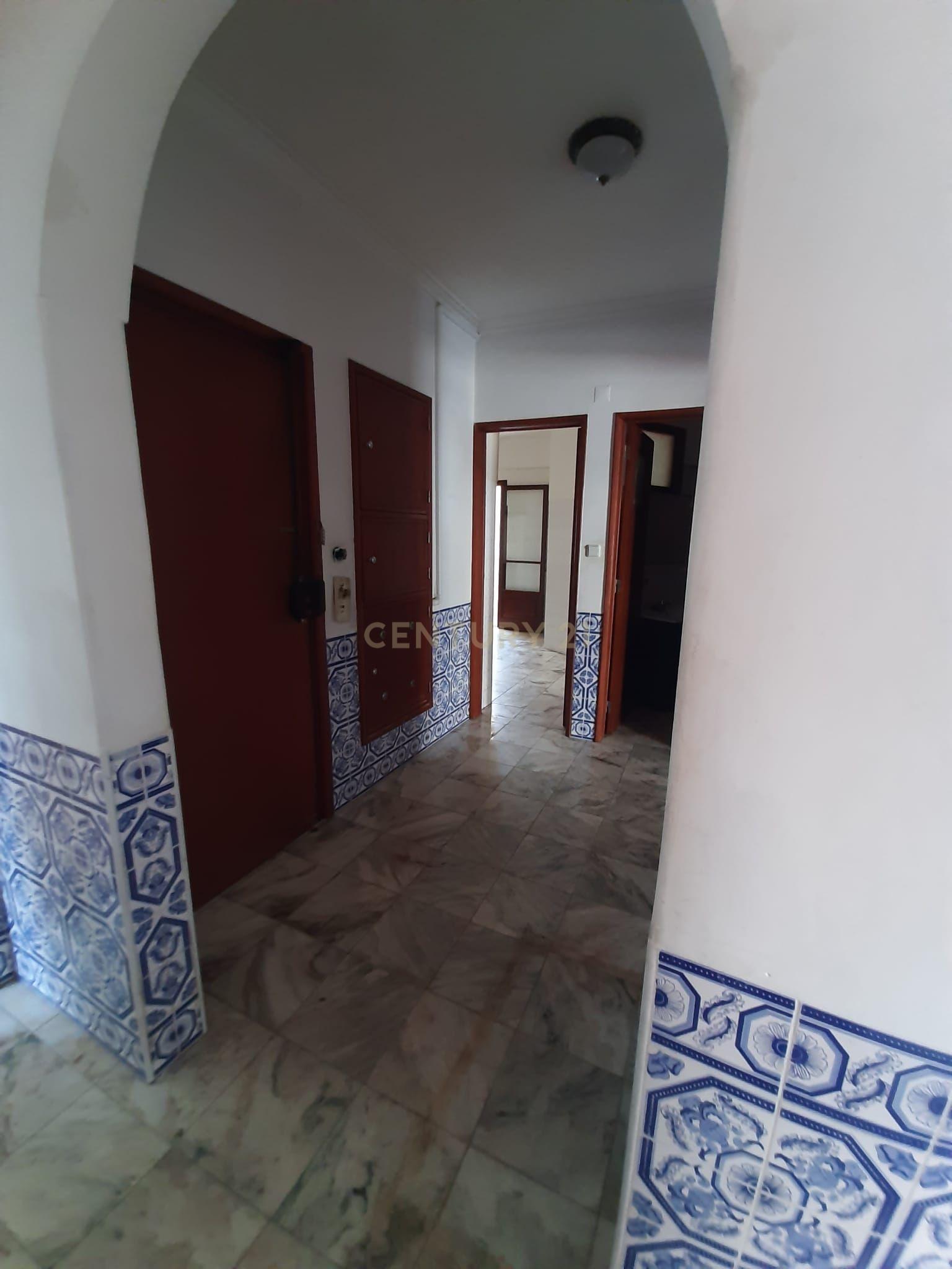Oportunidade Única em Carnaxide - T3 - Imóvel para remodelar com Excelente Localização - Image 3