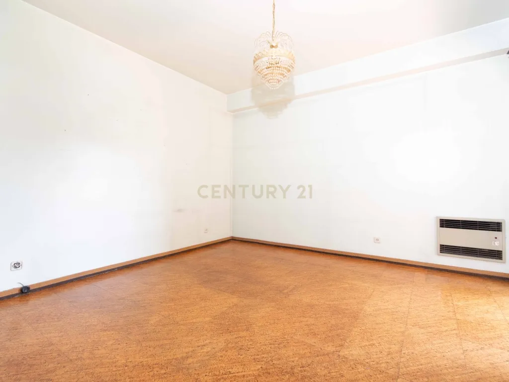 Apartamento T3 com mais de 100m² em Odivelas - Image 2