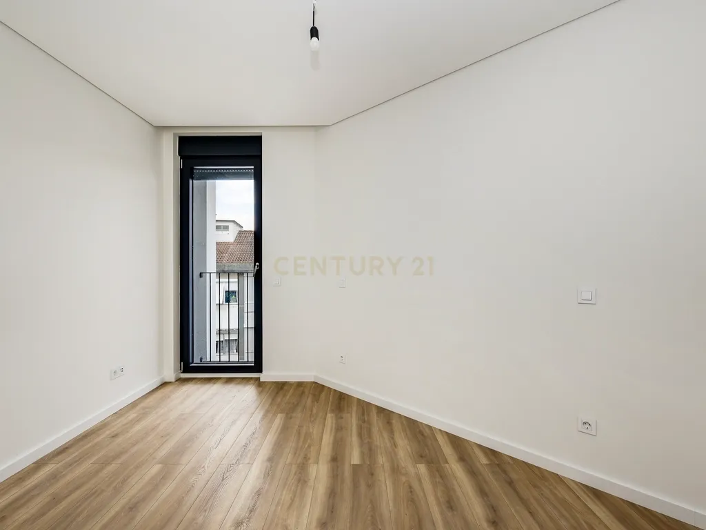 Viva o privilégio do Tejo: T3 Duplex exclusivo no coração de Santa Iria de Azóia! - Image 16