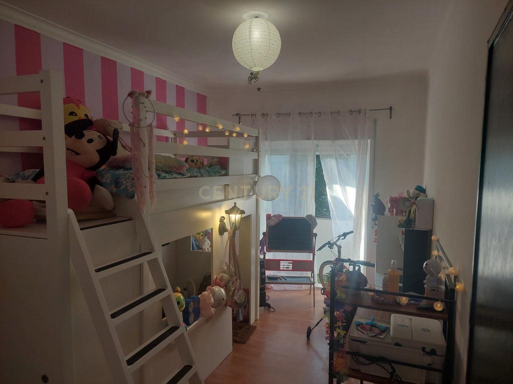 Apartamento T3 com acesso a terraço comum em Setúbal - Image 1