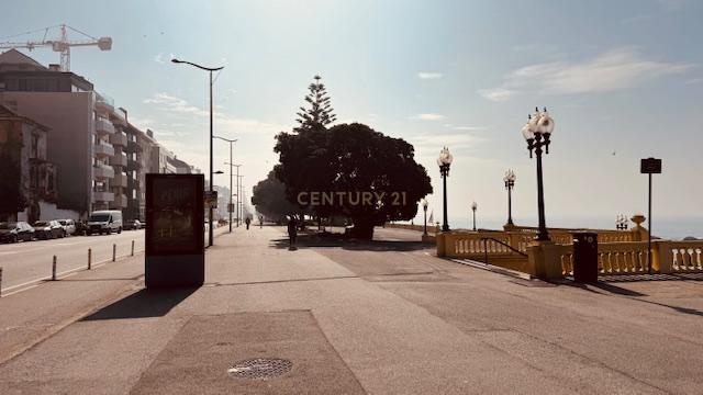 Magnífica Loja na Foz do Douro – Avenida do Brasil, junto ao mar - Image 25