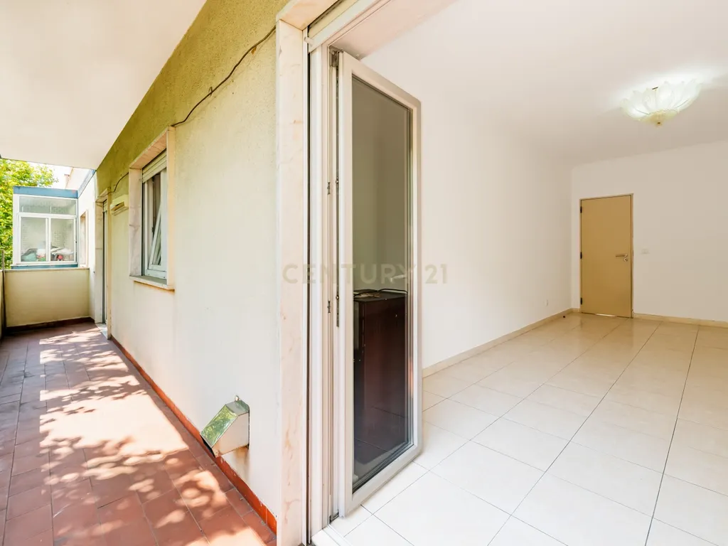 Apartamento T3 com Excelente Localização em Agualva-Cacém - Image 18