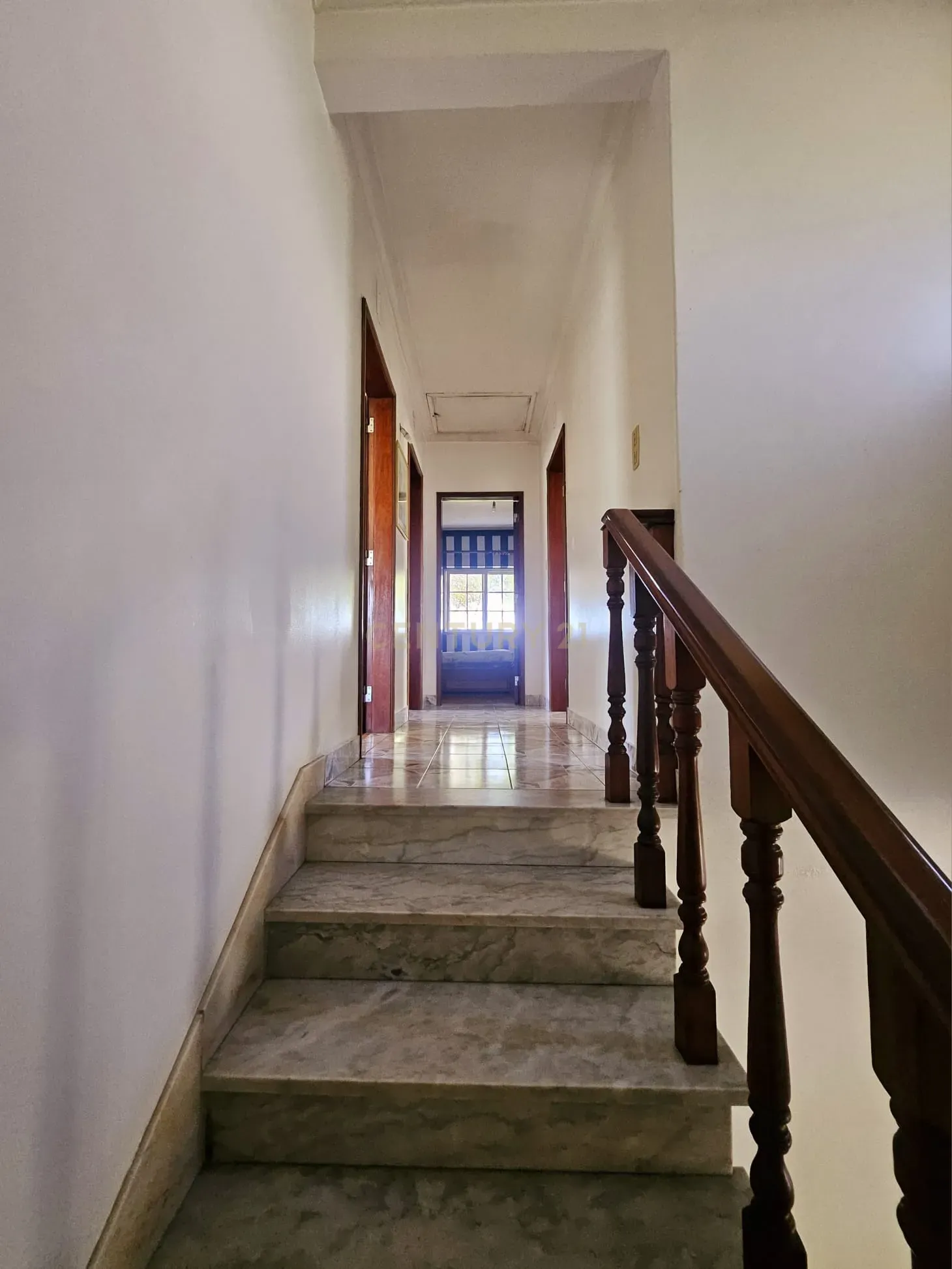 Moradia Unifamiliar T4 com Vista Desafogada e Grande Lote de Terreno na Quinta da Condessa - Image 27