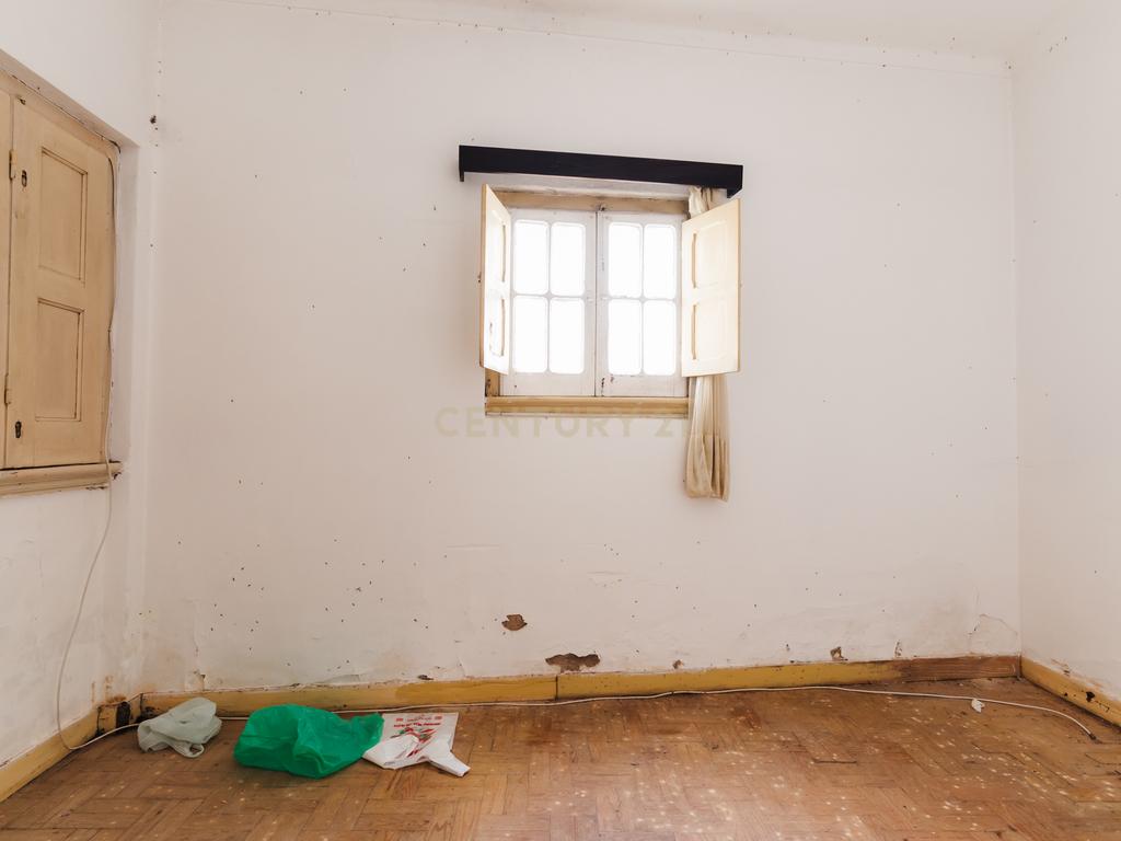 Prédio para remodelação no Entroncamento junto à estação de comboios - Image 12