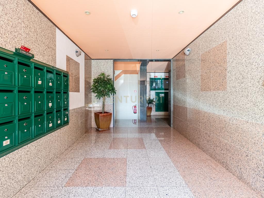Apartamento T4 convertido em T3 com Closet e Box, Jardim da Radial - Image 20
