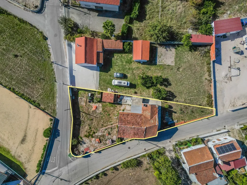 Moradia para renovar com 605 m2 de terreno em Santana, Figueira da Foz. - Image 8