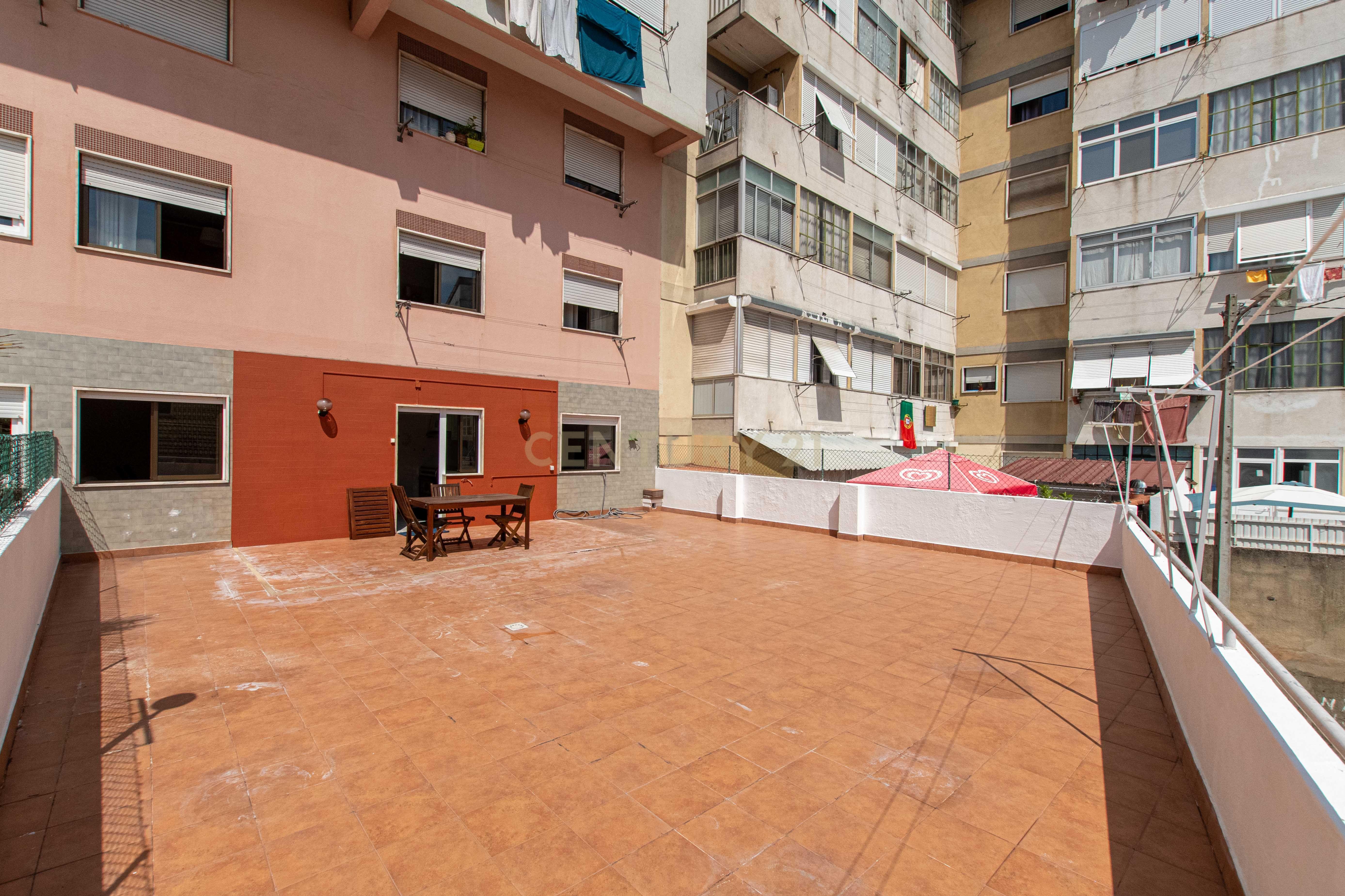 Fotografia 3 de T1+1 com Terraço Privativo e Estacionamento | Póvoa de Santo Adrião