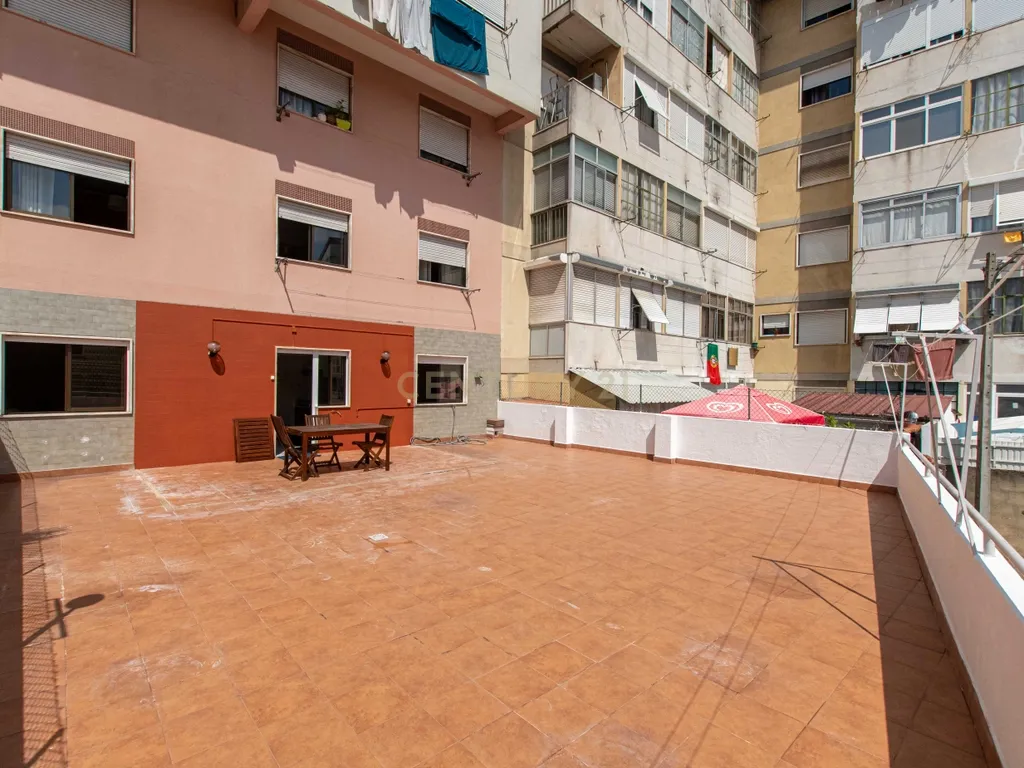 T1+1 com Terraço Privativo e Estacionamento | Póvoa de Santo Adrião - Image 3
